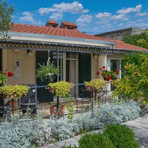 Ferienhaus Issa - 2 Min Walk To, Kaštela