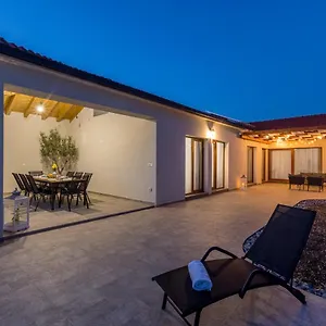 Villa Mamma Mia, Kaštela